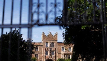 Škandál, ktorý vzbudil veľkú pozornosť, má tragický koniec. Exprofesora Cambridgeskej univerzity našli mŕtveho
