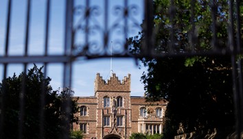 Škandál, ktorý vzbudil veľkú pozornosť, má tragický koniec. Exprofesora Cambridgeskej univerzity našli mŕtveho