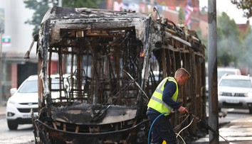 Po útoku migranta nožom v Belfaste vypukli nepokoje. Napätie pretrváva v celej Británii, útočník zamieri pred súd