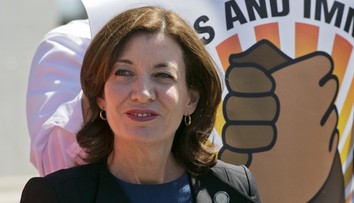 New York bude mať prvú guvernérku. Cuoma nahradí Kathy Hochulová