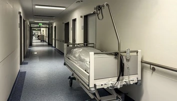 Muž pri bazéne vyvrátil liter krvi. V nemocnici mu povedali, že ide o úpal a poslali ho domov