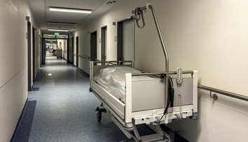 Muž pri bazéne vyvrátil liter krvi. V nemocnici mu povedali, že ide o úpal a poslali ho domov