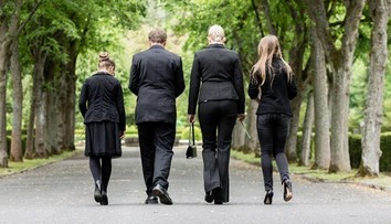 Pozostalí sa po pohrebe stretli na kare. V reštaurácii ich však omylom nadrogovali