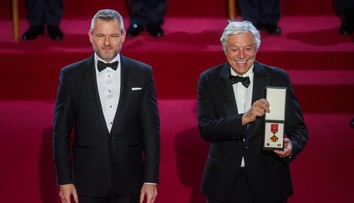 Hymna v pôvodnej verzii a Kukurova reakcia na Studenkovú. Prezident Pellegrini rozdal vyznamenania