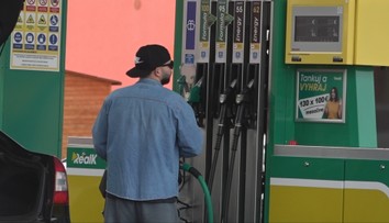 Benzín a naftu dostávajú len na prídel. Táto krajina našla spôsob, ako sa vyrovnať s krízou