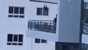VIDEO: Nezodpovedný otec vám vyrazí dych. Dievčatko hojdal na balkóne na ôsmom poschodí