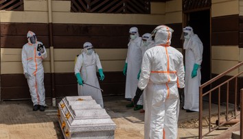 „Mesiac po vypuknutí epidémie je šírenie eboly rýchlejšie než reakcia na ňu,“ varujú experti. Chorobu sa nedarí zastaviť