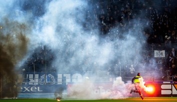 VIDEO: Je toto ešte futbal? Vo Švédsku sa boj o záchranu zmenil na ohnivé peklo