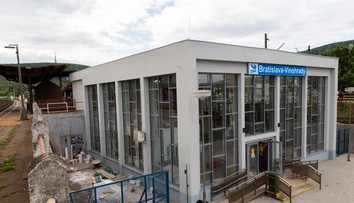 Skáču z vlaku na ostré kamene. V Bratislave vystupujú cestujúci pre krátke nástupište priamo na koľajnice