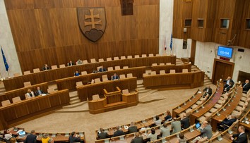 Poslanci Smeru sa spojili s Kotlebom. Spoločne hlasovali za odsúdenie Osuského