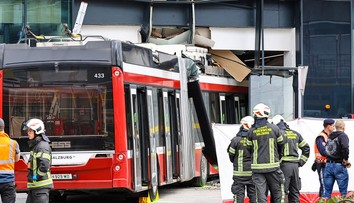 FOTO: Tragická nehoda v Rakúsku. Do obchodu narazil trolejbus, jedna osoba prišla o život