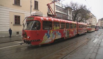 Jedna z najobľúbenejších súčastí sviatkov v Bratislave je späť. Vianočná električka vyrazila do ulíc