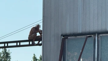 VIDEO: Polonahý muž zastavil železničnú dopravu po tom, čo ho vyhodili z vlaku. Vyliezol na stožiar