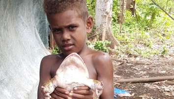 VIDEO: Neverili vlastným očiam. Počas lovu narazili na žabu veľkú ako polovica bábätka