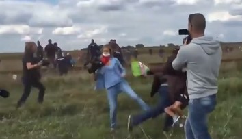 Kameramanke, ktorá kopala do migrantov, zakázali vstup do parlamentu