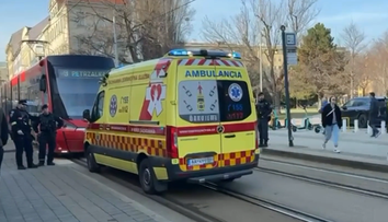 VIDEO: Nehoda v centre Bratislavy. Električka zrazila chodca, premávka je pozastavená