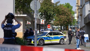 Rukojemnícka dráma v nemeckej banke. Keď policajti vošli dnu, ostali v šoku