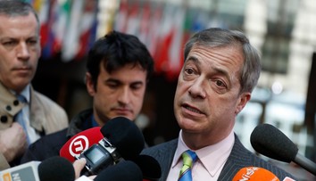 Farageova strana v prieskumoch pred eurovoľbami stále stúpa - má 34 percent