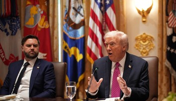 Trump dostal Vancea do nepríjemnej situácie. Viceprezident zostal po jeho podpásovke iba ticho sedieť