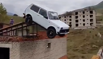 VIDEO: Kaskadérsky kúsok sa skončil fiaskom. Ruský odvážlivec rozbil Ladu o múr domu