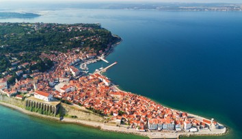 Na Jadrane sa premnožili drobné ulitníky. Kúpajúci sa sťažujú na pálenie a svrbenie