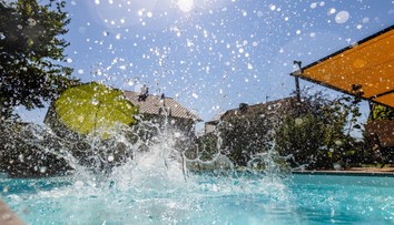 Strašná smrť. Odtok bazéna zachytil Laure (†12) vlasy, pod vodou bola dlhé minúty