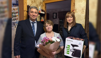 Členovia Putinovej strany darovali matkám vojakov padlých na Ukrajine mlynčeky na mäso