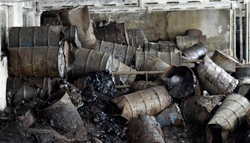 V Strážskom začali s likvidáciou sudov s nebezpečnými PCB látkami