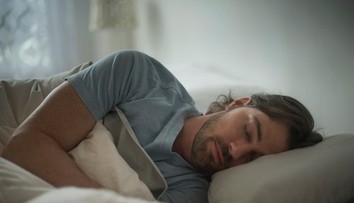 Spíte v pyžame? Možno robíte chybu. Odborníci radia niečo úplne iné