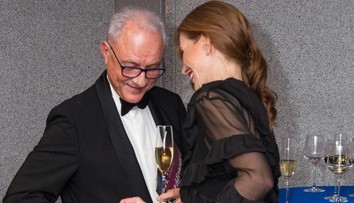 Rozvedený Heriban v spoločnosti krásnej ženy. Je to exmanželka známeho herca