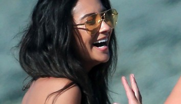 Hviezda seriálu Pretty Little Liars odhodila bikiny a ukázala sa hore bez