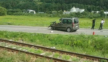 Na Spiši auto narazilo do motorového vlaku, ktorý sa vykoľajil