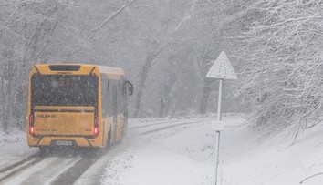Snehová kalamita ochromila západ Maďarska. Havarovalo až 16 autobusov