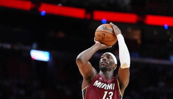 Historický moment v NBA. Hviezdny Adebayo sa zaradil medzi legendy neuveriteľným výkonom: Je to šialené