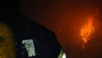 Rušná noc v Novom Meste nad Váhom. Z bytu šľahali plamene, oheň zachvátil aj strechu