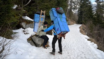 Janko Tribula pozval na výlet horského nosiča. Ten mu naložil na plecia 50-kilový náklad