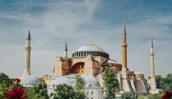 Turecká bazilika Hagia Sofia v Istanbule už nie je viac múzeom. Súd zmenil tento štatút na mešitu
