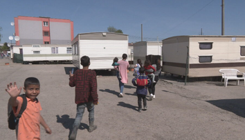 V bytovke sa zrútila podlaha, a tak vyše roka bývali v stanoch. Teraz sa sťahujú do nových mobilných domov