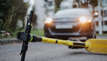 VIDEO: Poľský reportér hovoril o smrteľnej nehode chlapca. V tom auto zrazilo dievča na kolobežke