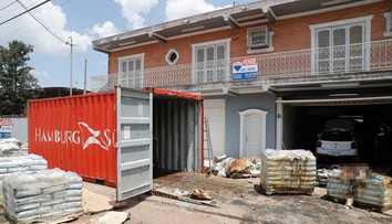 FOTO: V lodnom kontajneri našli sedem mŕtvych tiel v značnom rozklade