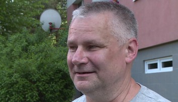 S Kajínkom sa fotia aj malé deti. Oslobodený väzeň plánuje vydať ďalšiu knihu