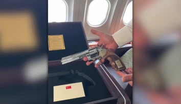 VIDEO: Pellegrini si zo samitu NATO odnáša revolver. „Moje meno je vygravírované na hlavni“