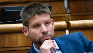 Šimečka tvrdí, že jediným riešením sú predčasné voľby. Fica vyzval, aby podal demisiu