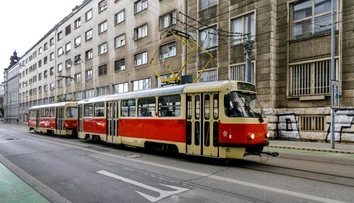VIDEO: Láskavý skutok vodičky električky. Nemala srdce vyhodiť ženu bez domova do zimy