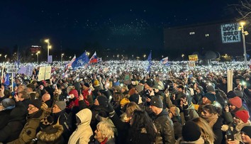 Naprieč Slovenskom ľudia opäť vyšli do ulíc. Protestovali proti Ficovej vláde a spomínali na vraždu Jána Kuciaka