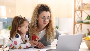 Nemá vám kto postrážiť dieťa? Advokát vysvetľuje, kedy ho môžete vziať do práce