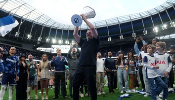 Prelomil ich večné čakanie na trofej, za odmenu má padáka. Tottenham šokoval svojich fanúšikov