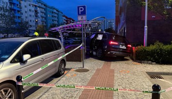 Divoká naháňačka s políciou sa skončila v Petržalke vo fontáne. Padli výstrely a tiekla aj krv