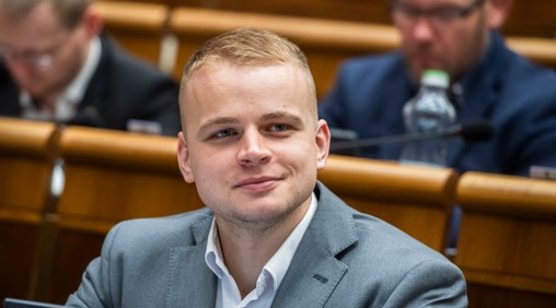 Politico zaradil Mazureka na zoznam najčudnejších europoslancov. Figuruje v ňom ako „usmievavý rasista“