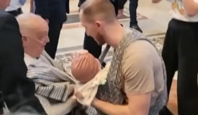 Na snímke pápež František, ktorý nečakane navštívil Baziliku sv. Petra.